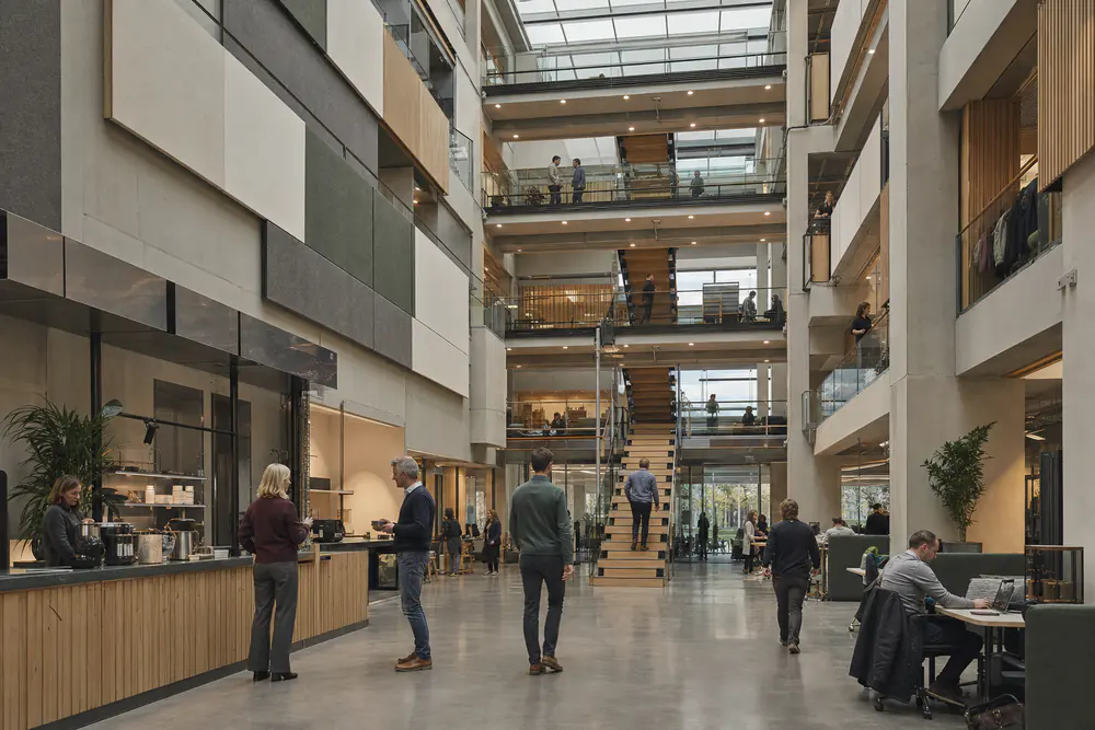 Atrium van vier verdiepingen met trappen en akoestische panelen op de wanden