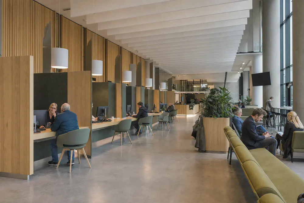 Publiekshal van een gemeentehuis met witte akoestische baffles aan het plafond