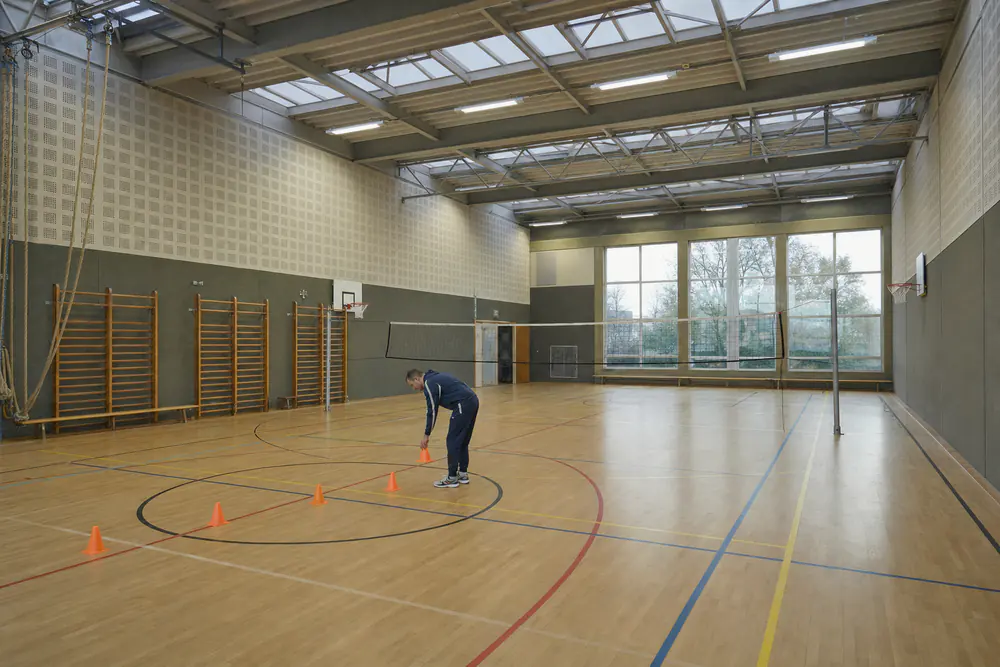 Sporthal met akoestische wandpanelen op het bovenste deel van de wanden